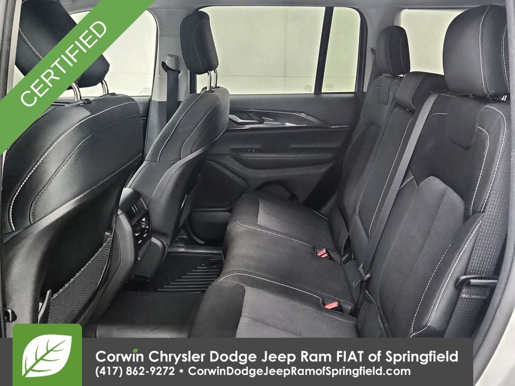 Used 2023 Jeep Grand Cherokee Laredo AWD/4WD image 28