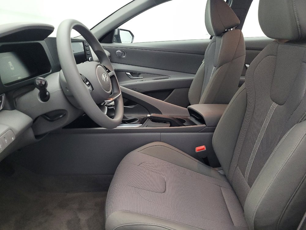Used 2025 Hyundai Elantra SE image 17