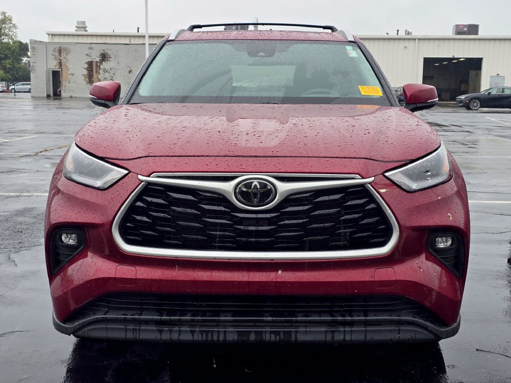 Used 2024 Toyota Highlander XLE AWD/4WD image 2