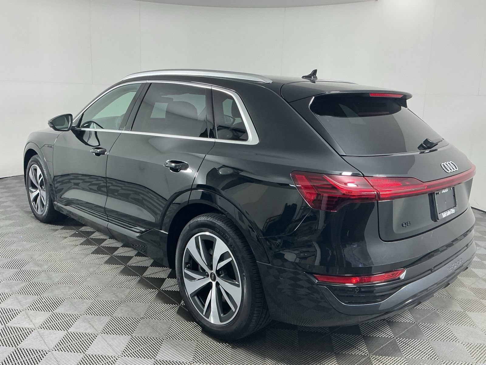 Used 2024 Audi Q8 e-tron Premium Plus w/ Premium Plus Package AWD/4WD image 6