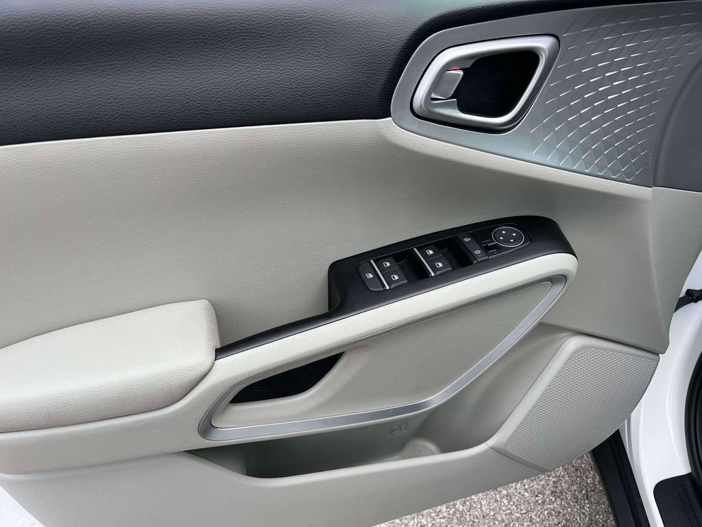Used 2025 Kia Soul LX w/ LX Technology Package FWD image 13