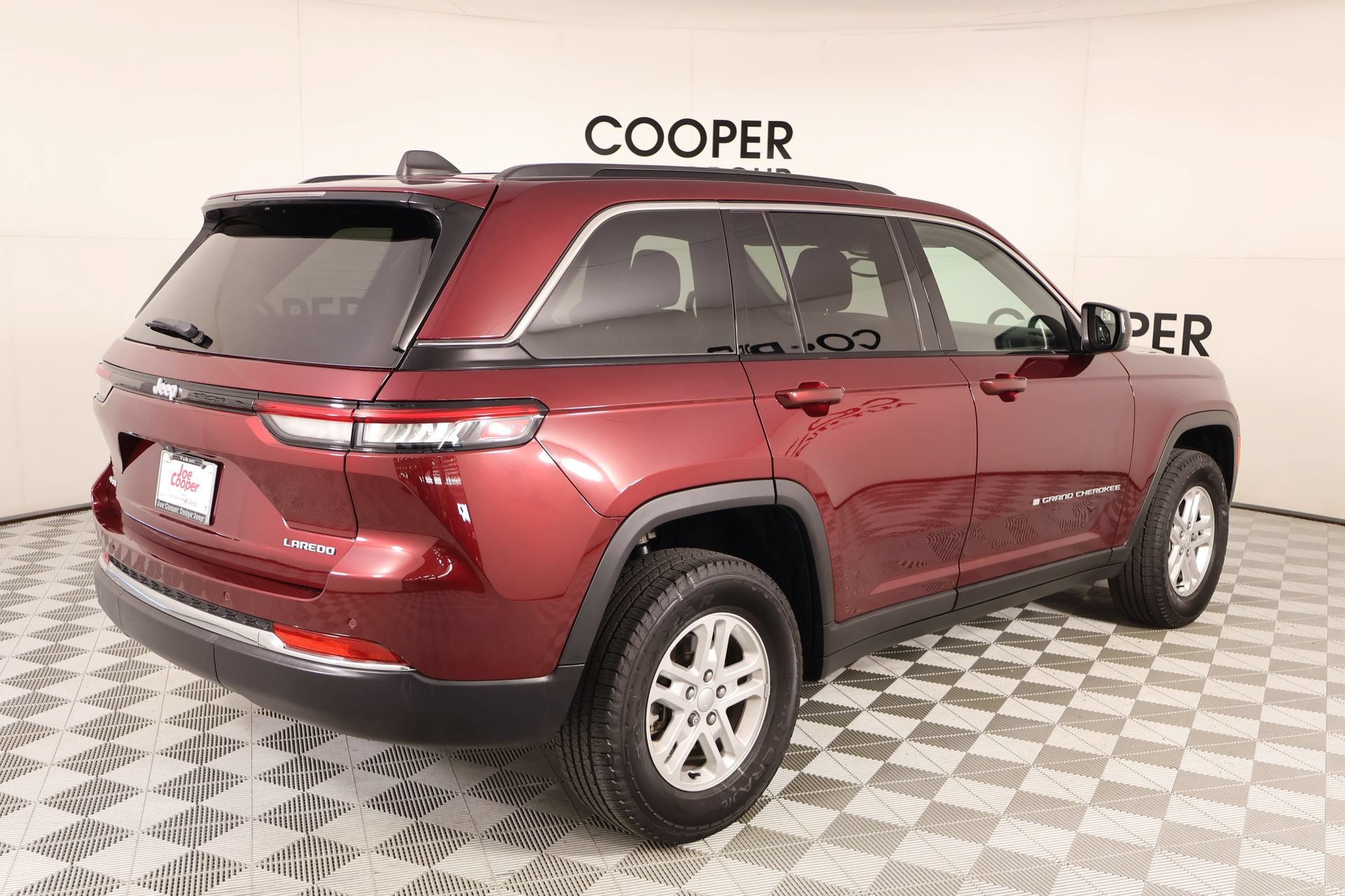Used 2024 Jeep Grand Cherokee Laredo w/ Luxury Tech Group I AWD/4WD image 20