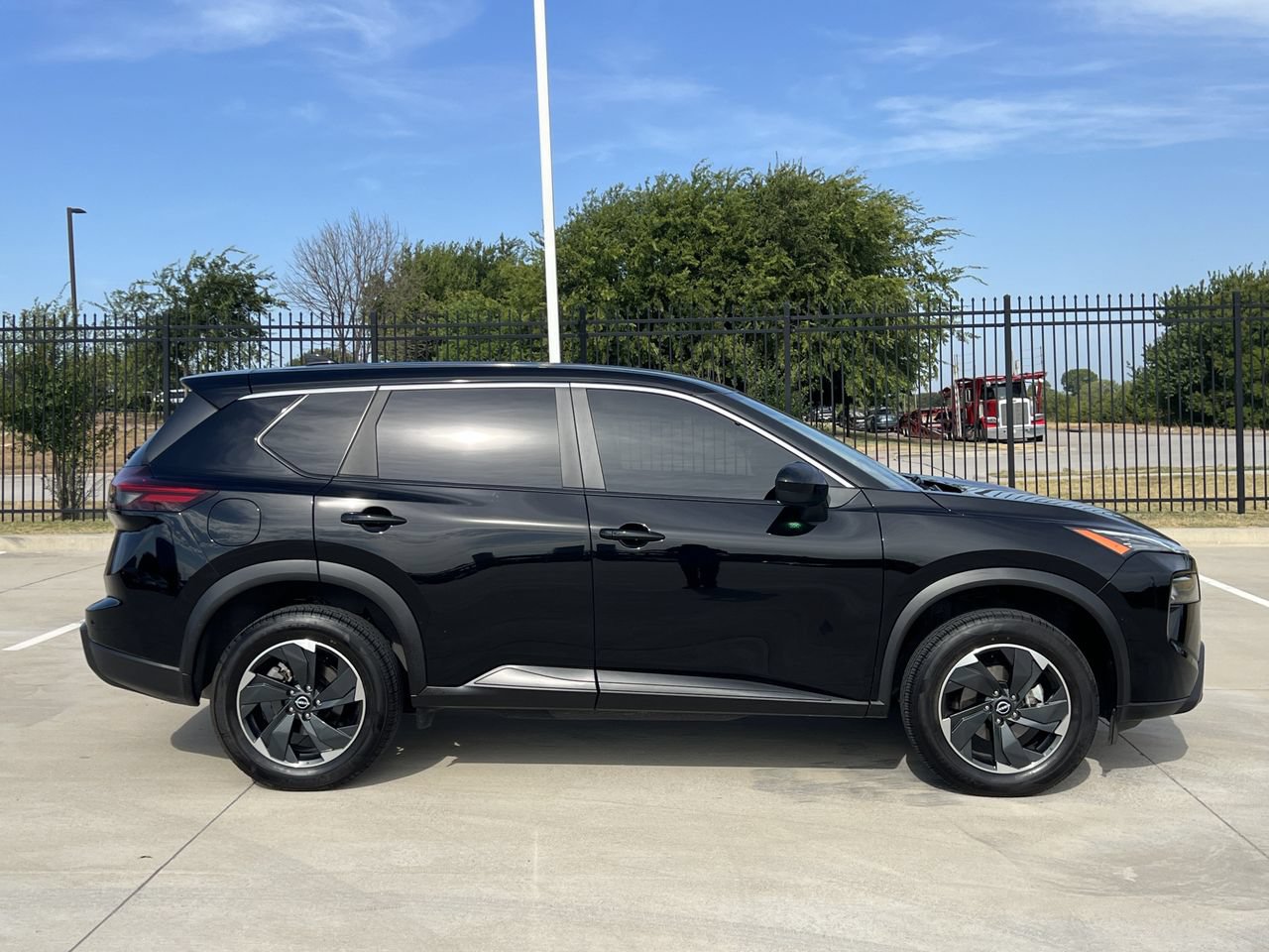 Certified 2025 Nissan Rogue SV AWD/4WD image 3
