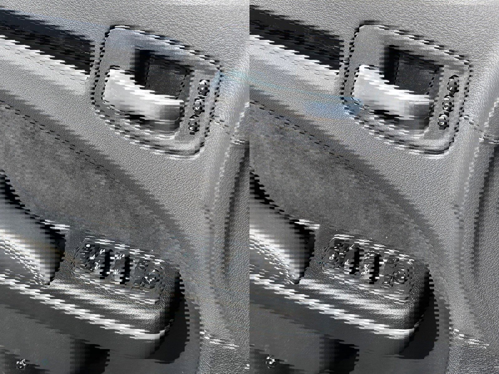 Used 2023 Chrysler 300 C image 35