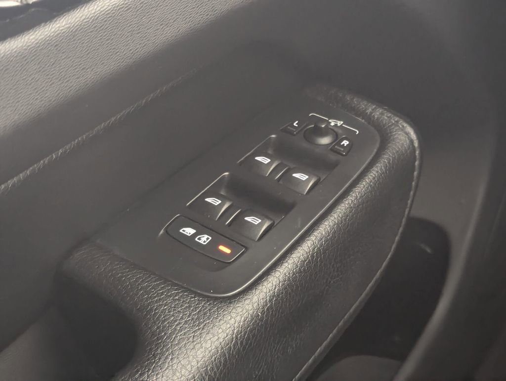 Used 2018 Volvo XC60 T6 Momentum w/ Convenience Package image 15