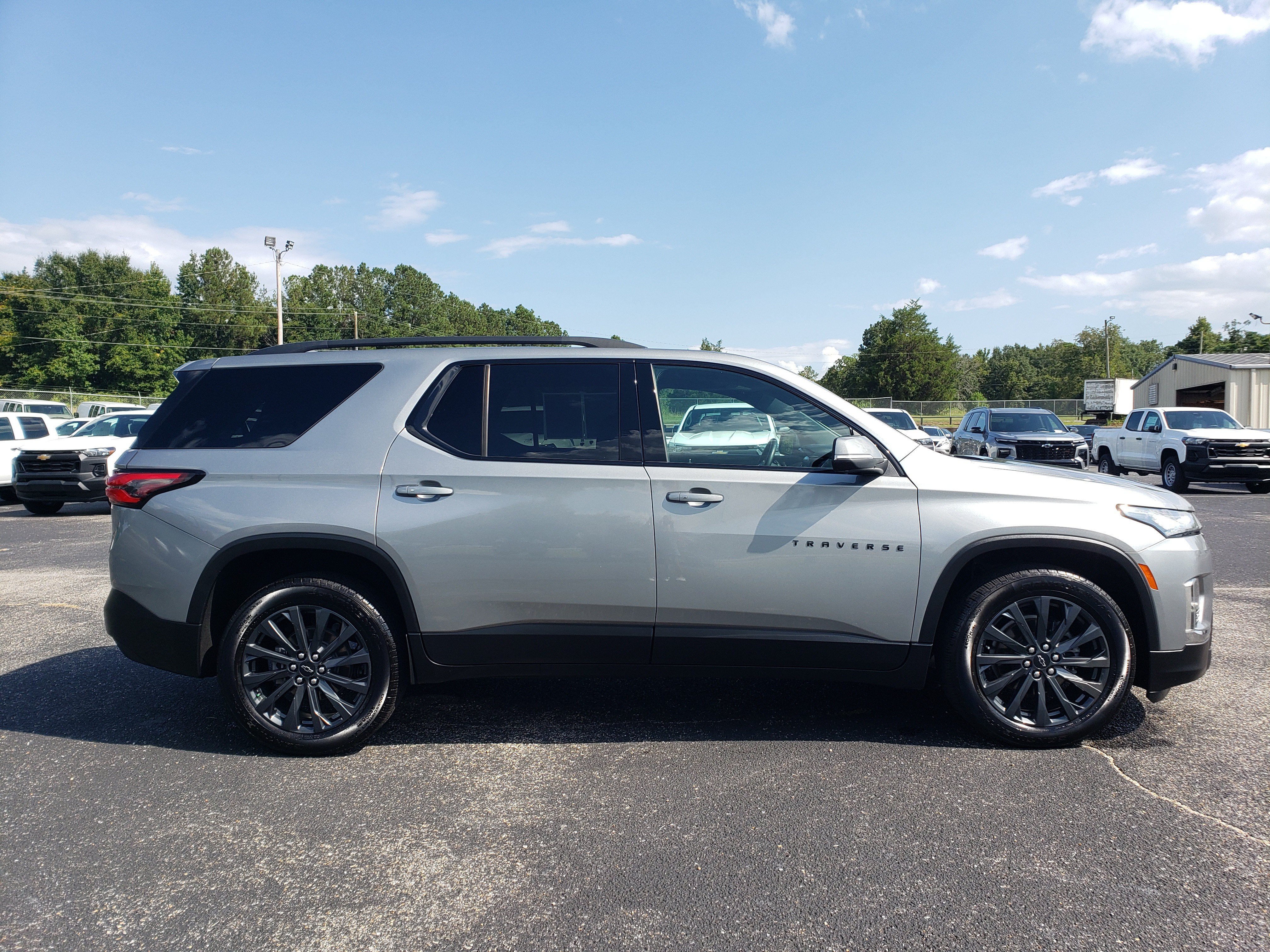Used 2023 Chevrolet Traverse RS w/ LPO, Floor Liner Package FWD image 5