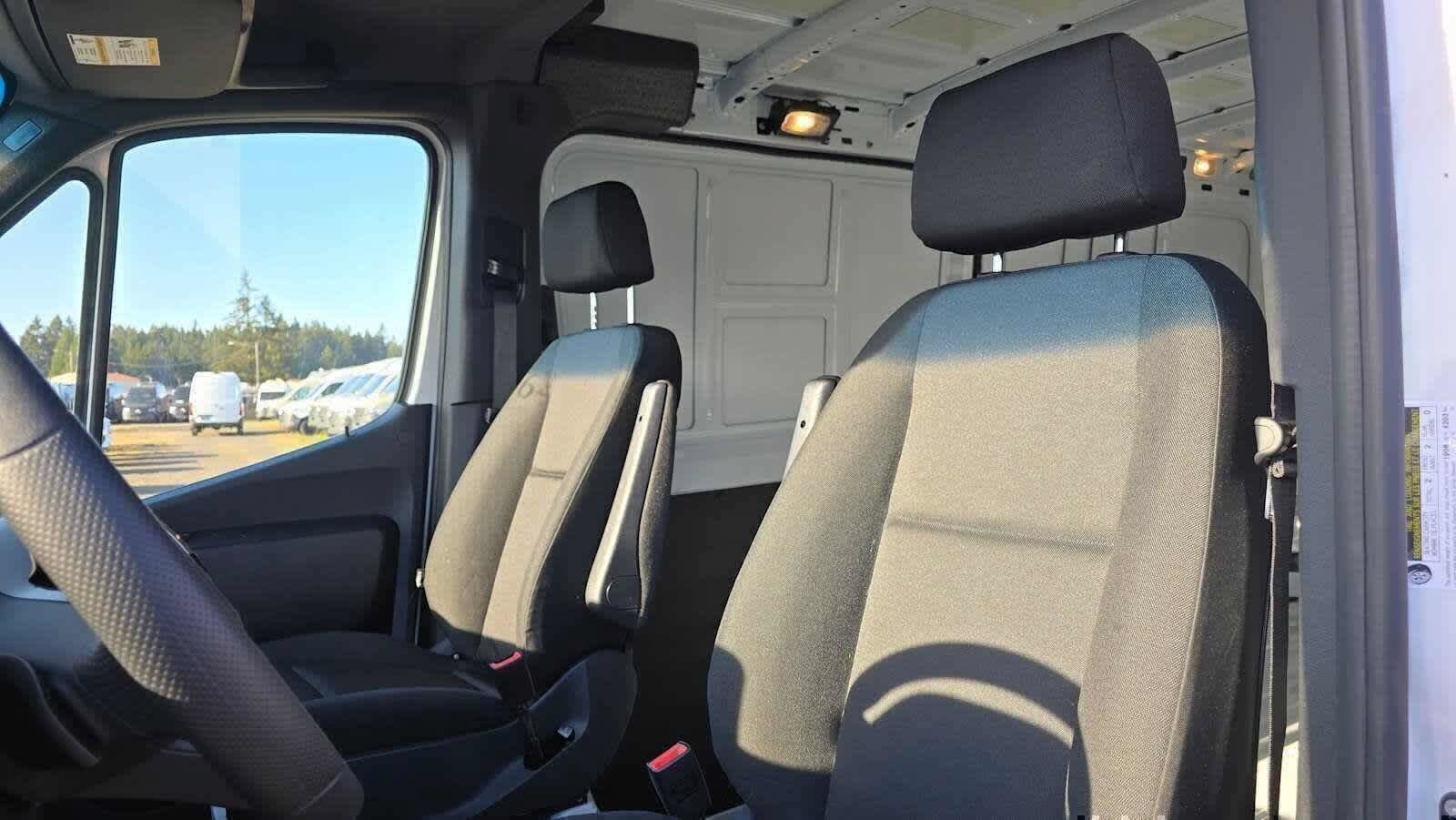 Used 2025 Mercedes-Benz Sprinter 2500 image 22