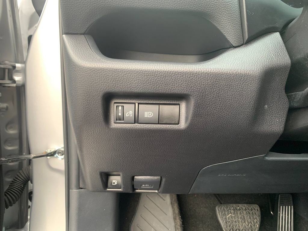 Used 2025 Toyota RAV4 XLE image 32