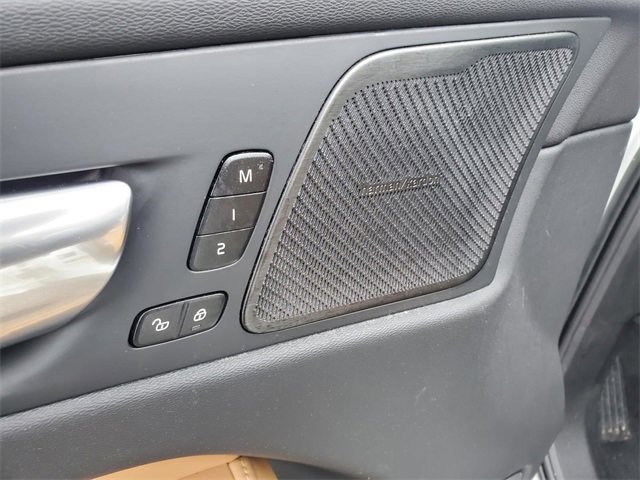 Certified 2023 Volvo XC60 B5 Ultimate w/ Climate Package image 11