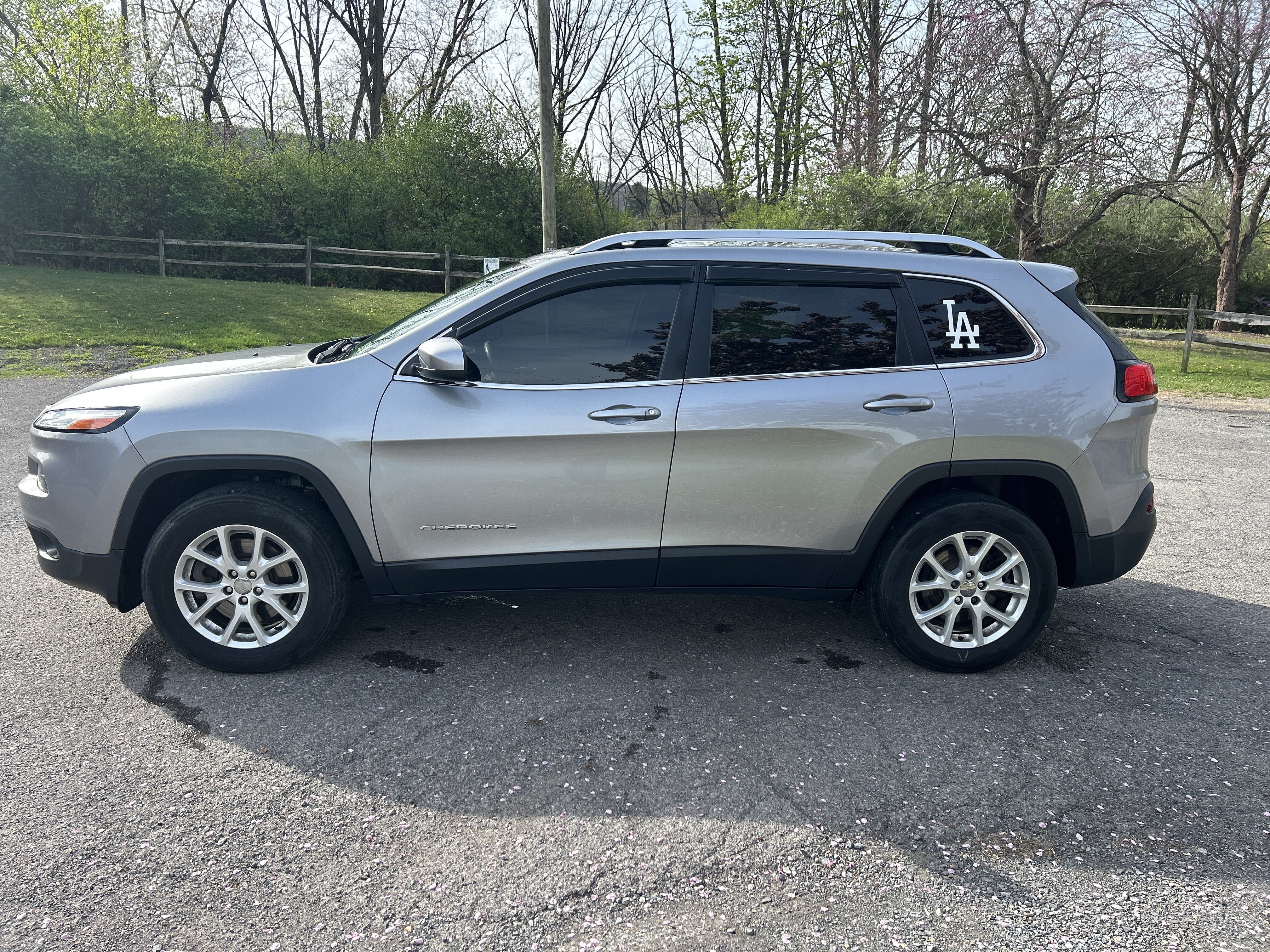 Used 2017 Jeep Cherokee Latitude AWD/4WD image 7