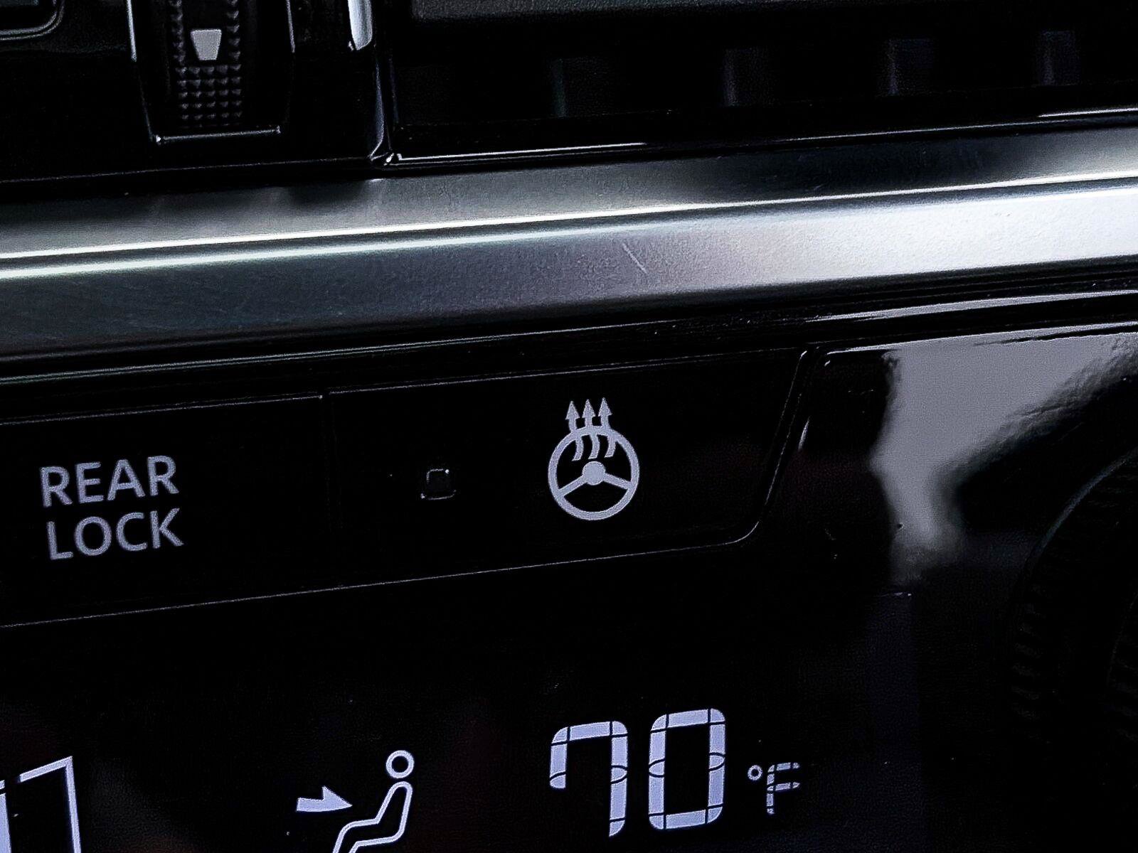 Used 2022 Nissan Pathfinder SL w/ SL Premium Package FWD image 25
