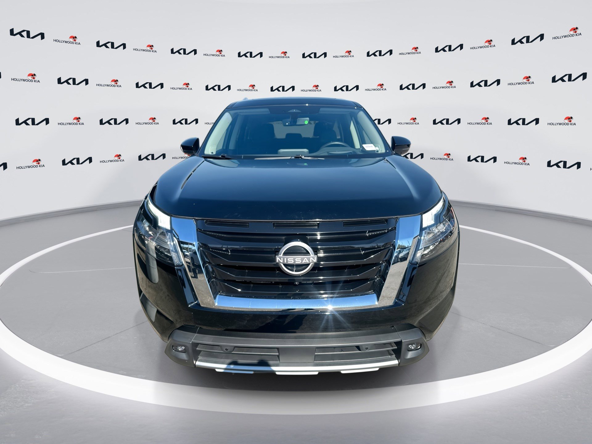 Used 2024 Nissan Pathfinder Platinum w/ Cargo Package image 3