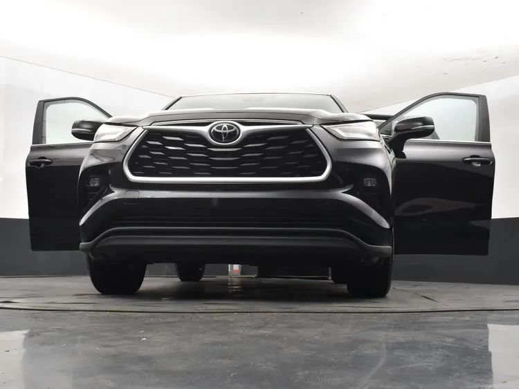 Used 2025 Toyota Highlander LE FWD image 11