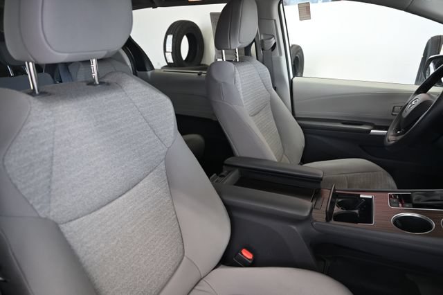 Used 2023 Toyota Sienna LE AWD/4WD image 9