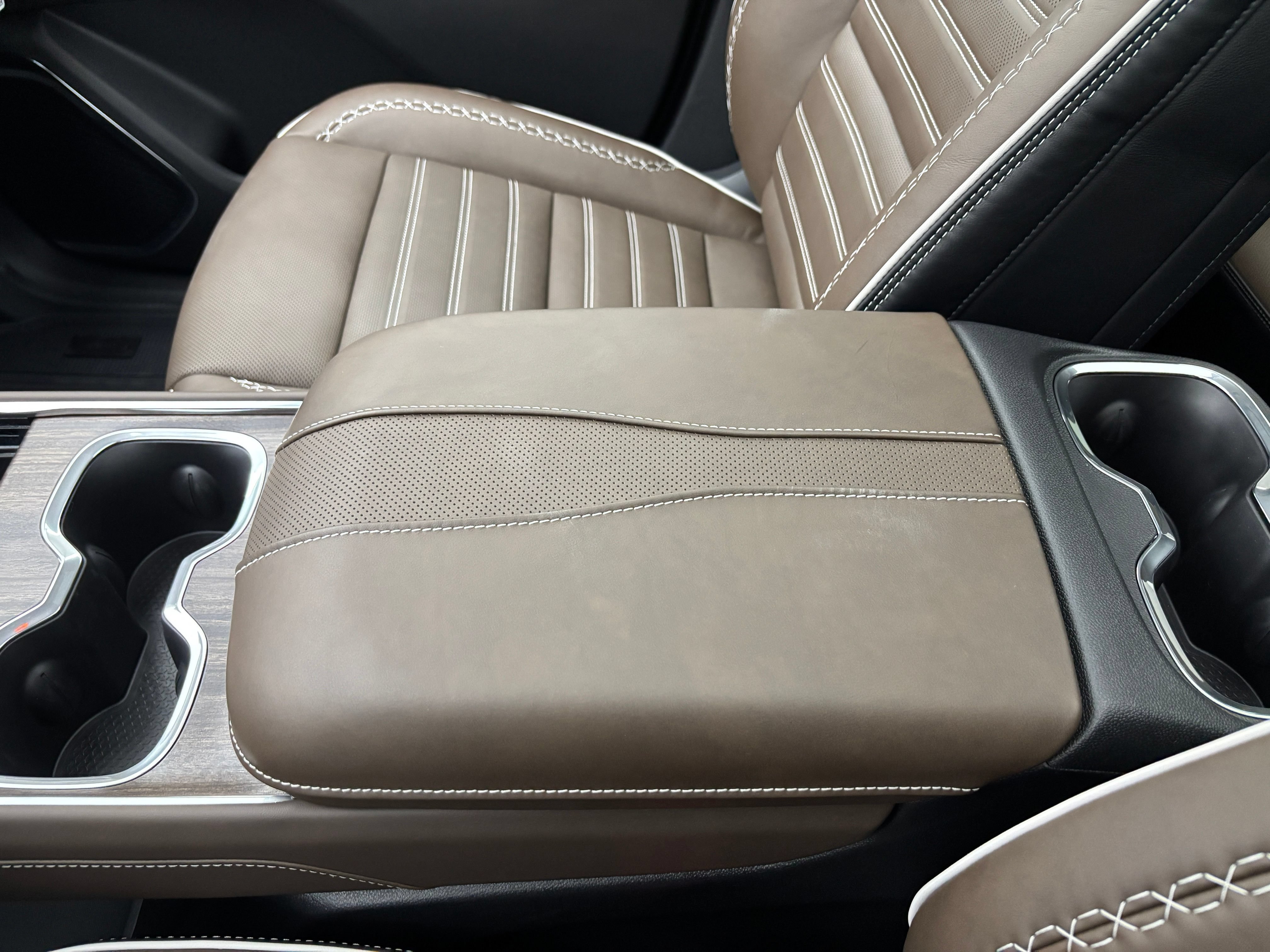New 2026 GMC Acadia Denali Ultimate w/ LPO, Floor Liner Package AWD/4WD image 35