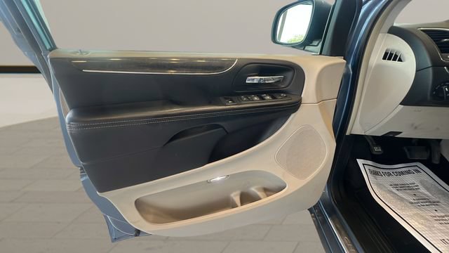 Used 2011 Chrysler Town & Country Touring-L w/ Entertainment Group #2 FWD image 7