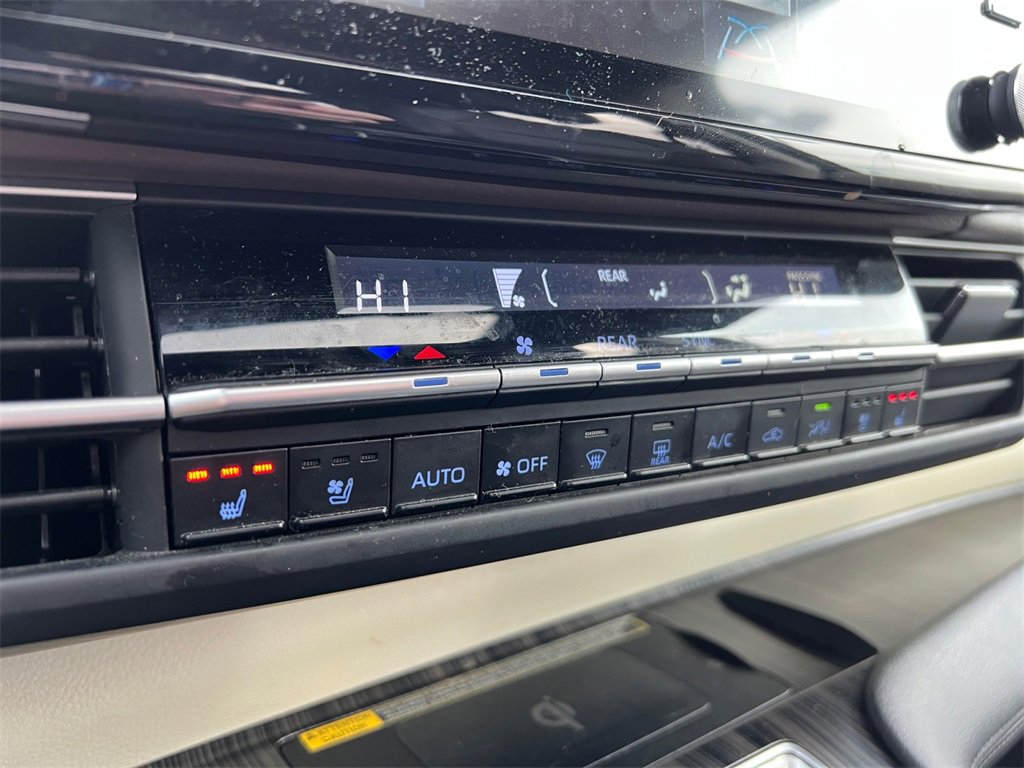 Used 2023 Toyota Sienna Platinum image 21