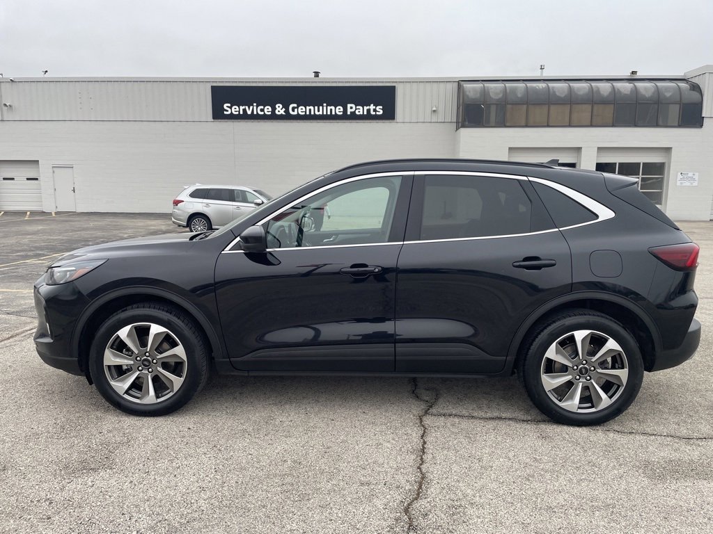 Used 2023 Ford Escape Platinum image 2