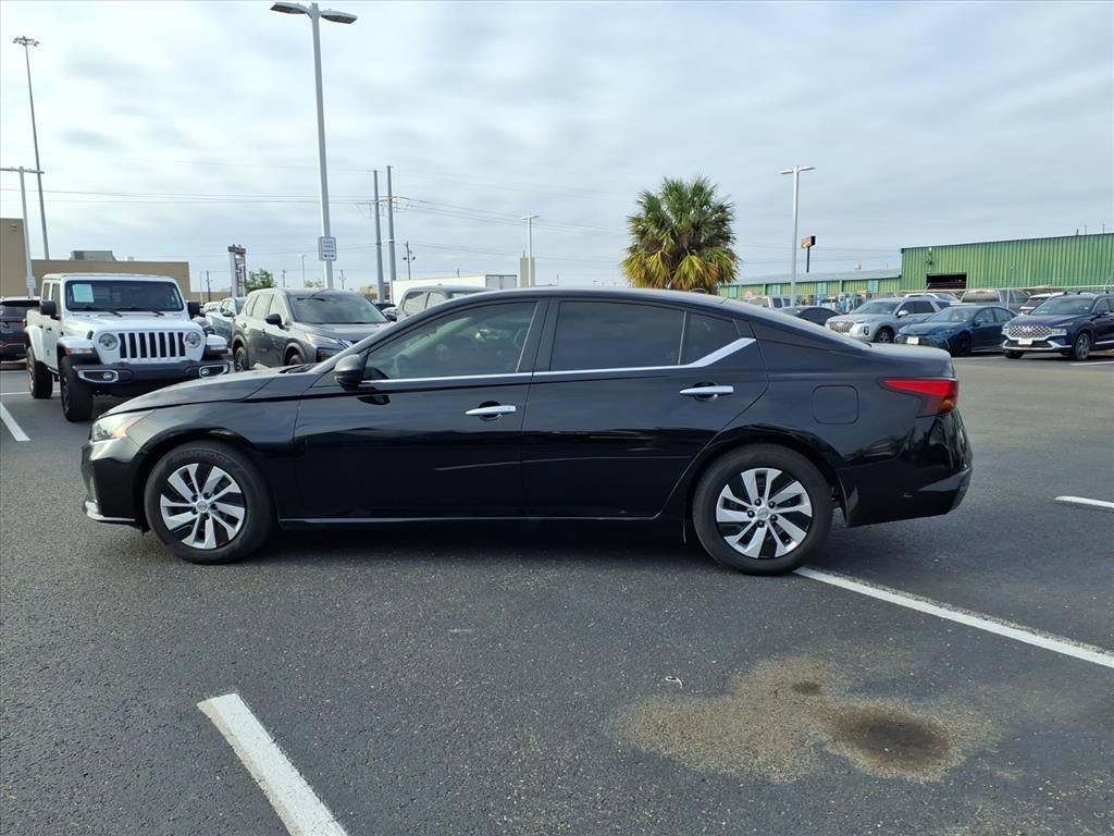 Used 2025 Nissan Altima 2.5 S image 2