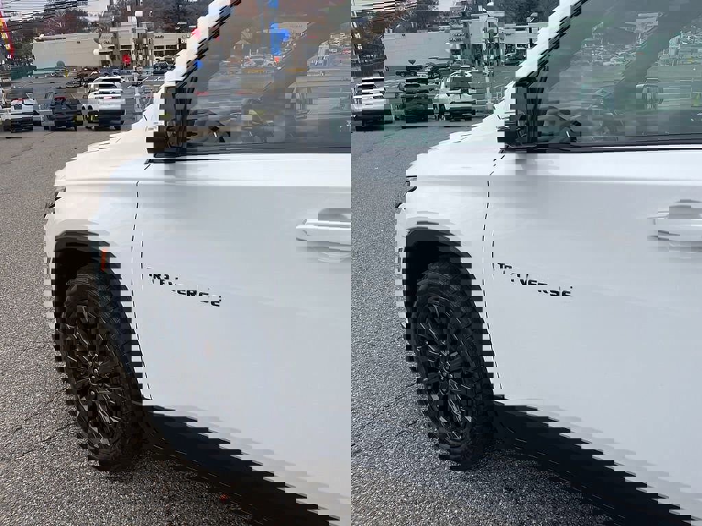 Used 2023 Chevrolet Traverse RS image 18