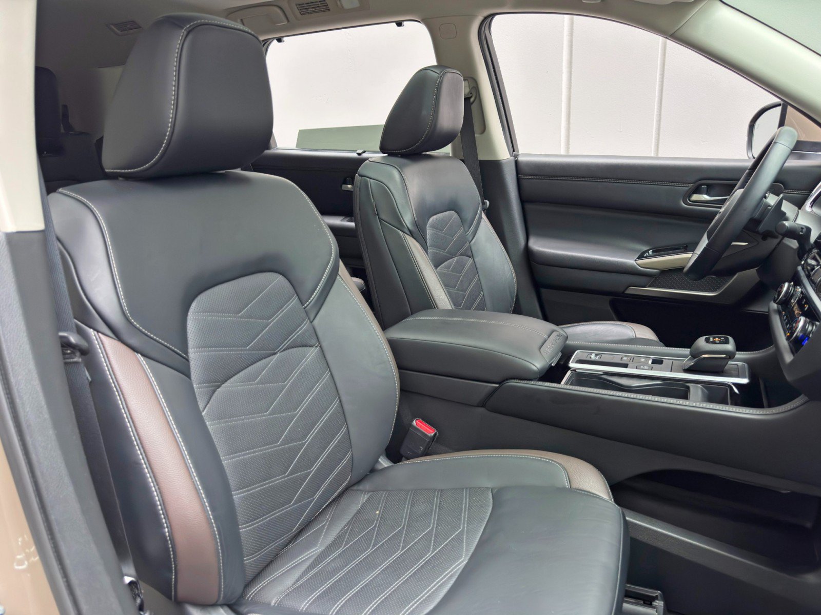 Used 2024 Nissan Pathfinder Platinum FWD image 38
