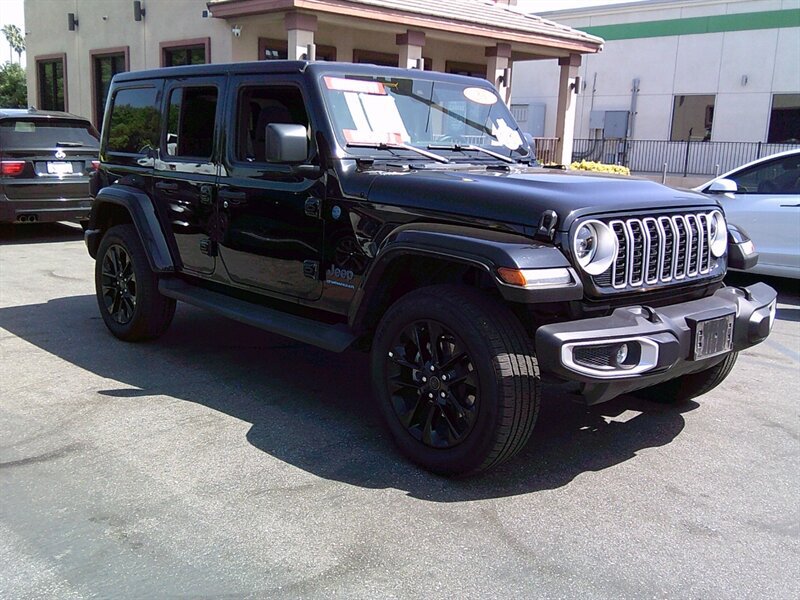 Used 2023 Jeep Wrangler Unlimited Sahara AWD/4WD image 9