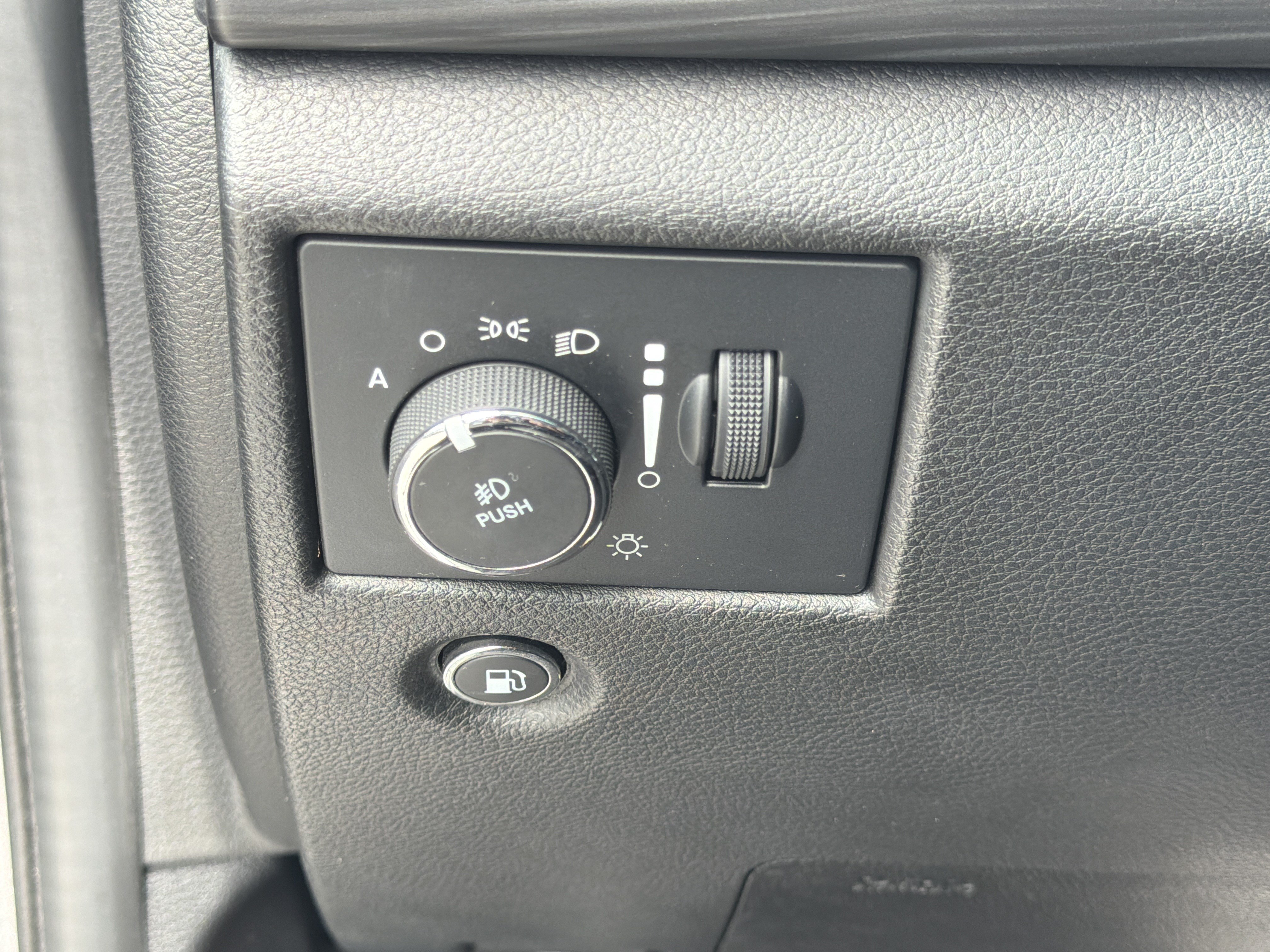 Used 2021 Jeep Grand Cherokee Laredo RWD image 36