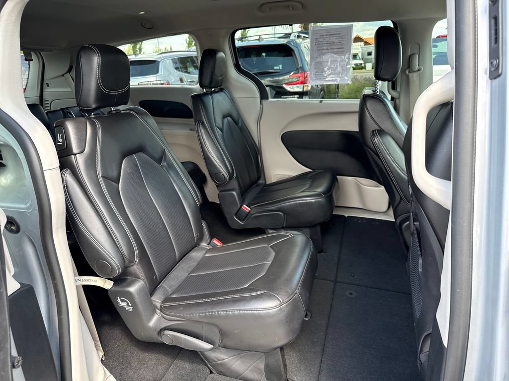 Used 2024 Chrysler Pacifica Touring-L FWD image 11