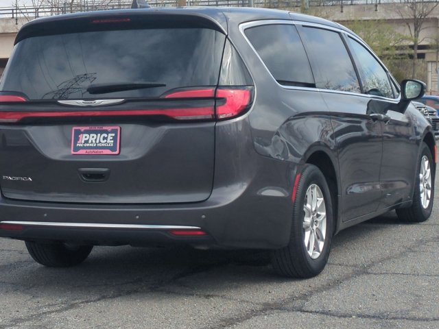 Used 2023 Chrysler Pacifica Touring-L image 5