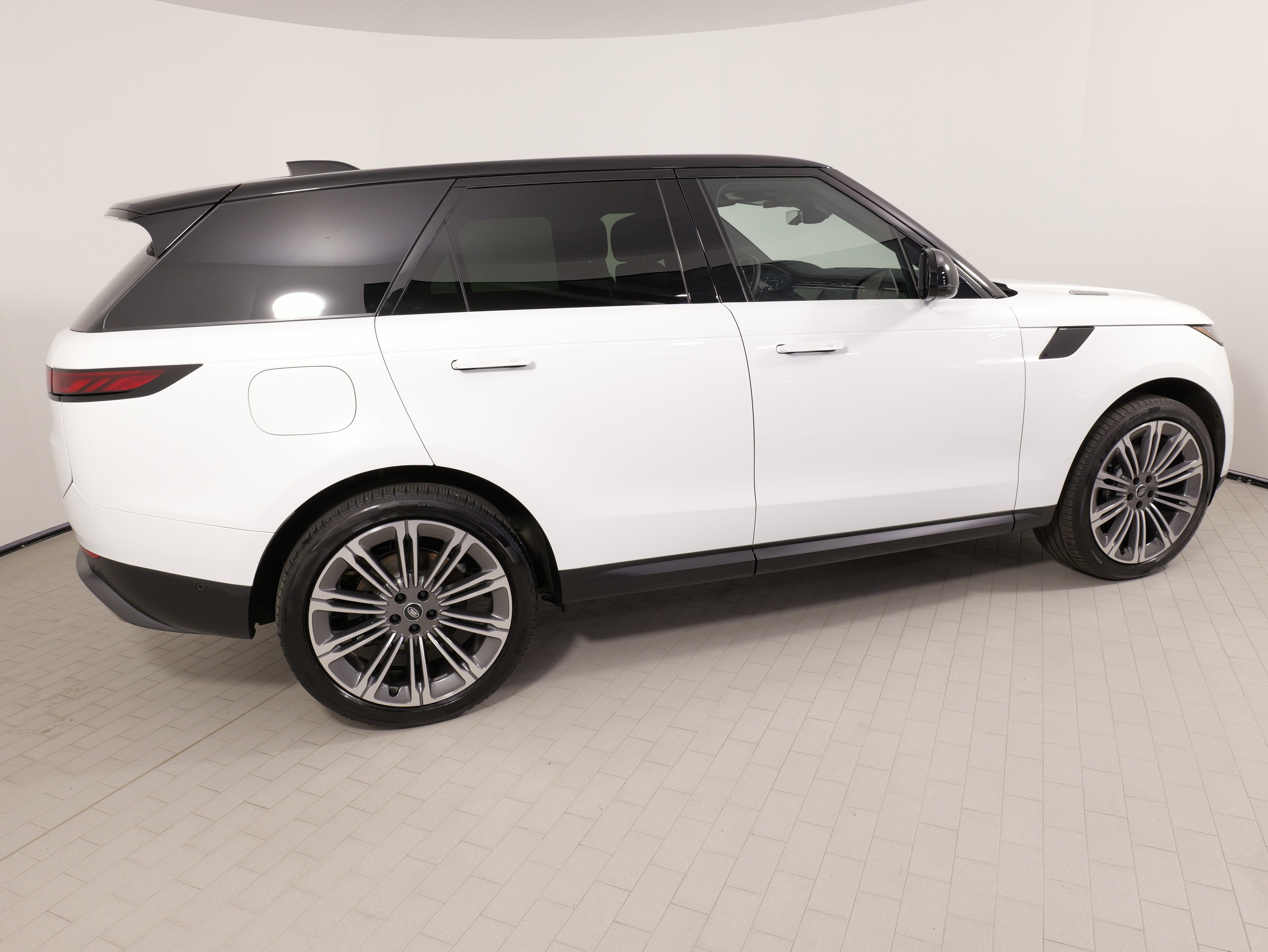 Used 2025 Land Rover Range Rover Sport SE image 10
