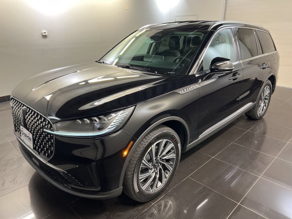 Used 2026 Lincoln Aviator AWD image 3