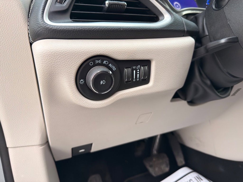 Used 2023 Chrysler Pacifica Touring-L image 34