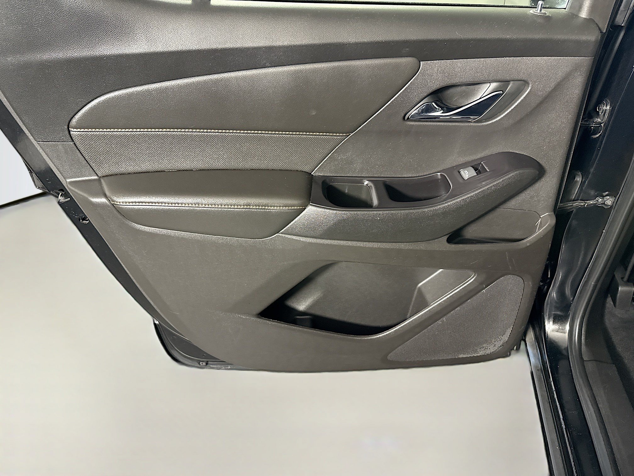 Used 2019 Chevrolet Traverse Premier w/ LPO, Blackout Package FWD image 26
