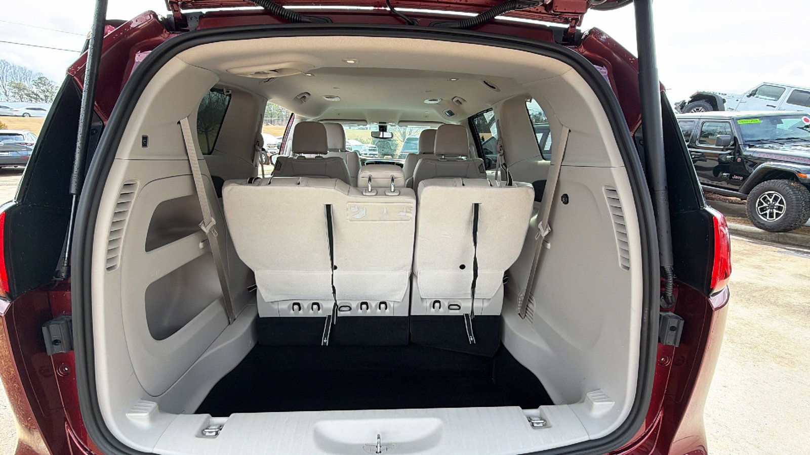 Used 2018 Chrysler Pacifica Touring-L w/ Tire & Wheel Group image 13