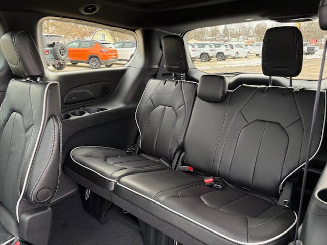 New 2026 Chrysler Pacifica Limited w/ S Appearance Package image 10