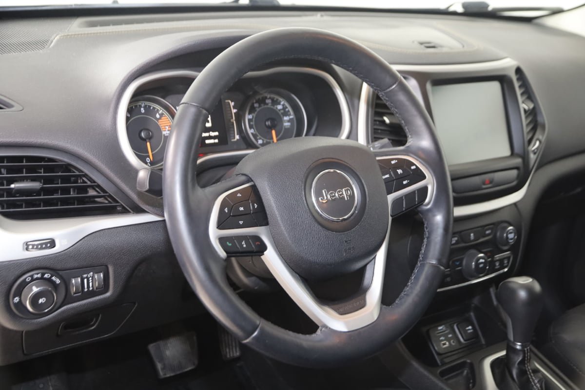 Used 2018 Jeep Cherokee Latitude Plus w/ Cold Weather Group FWD image 6