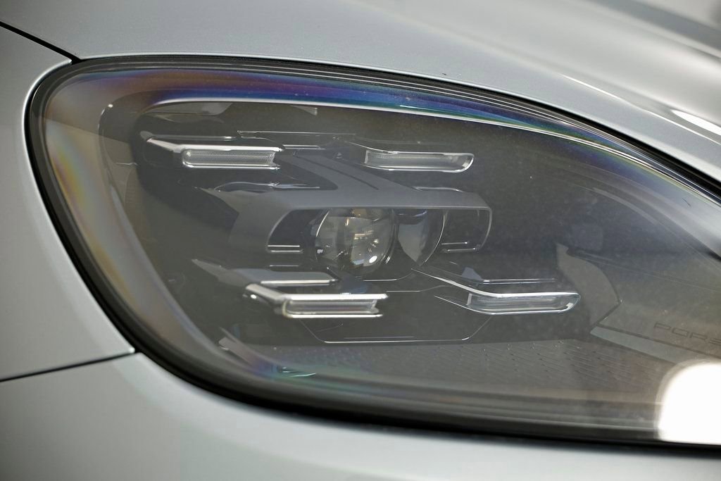 Certified 2025 Porsche Cayenne AWD/4WD image 17