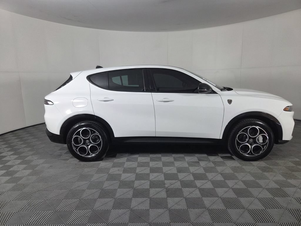 Used 2025 Alfa Romeo Tonale w/ Premium Package AWD/4WD image 5