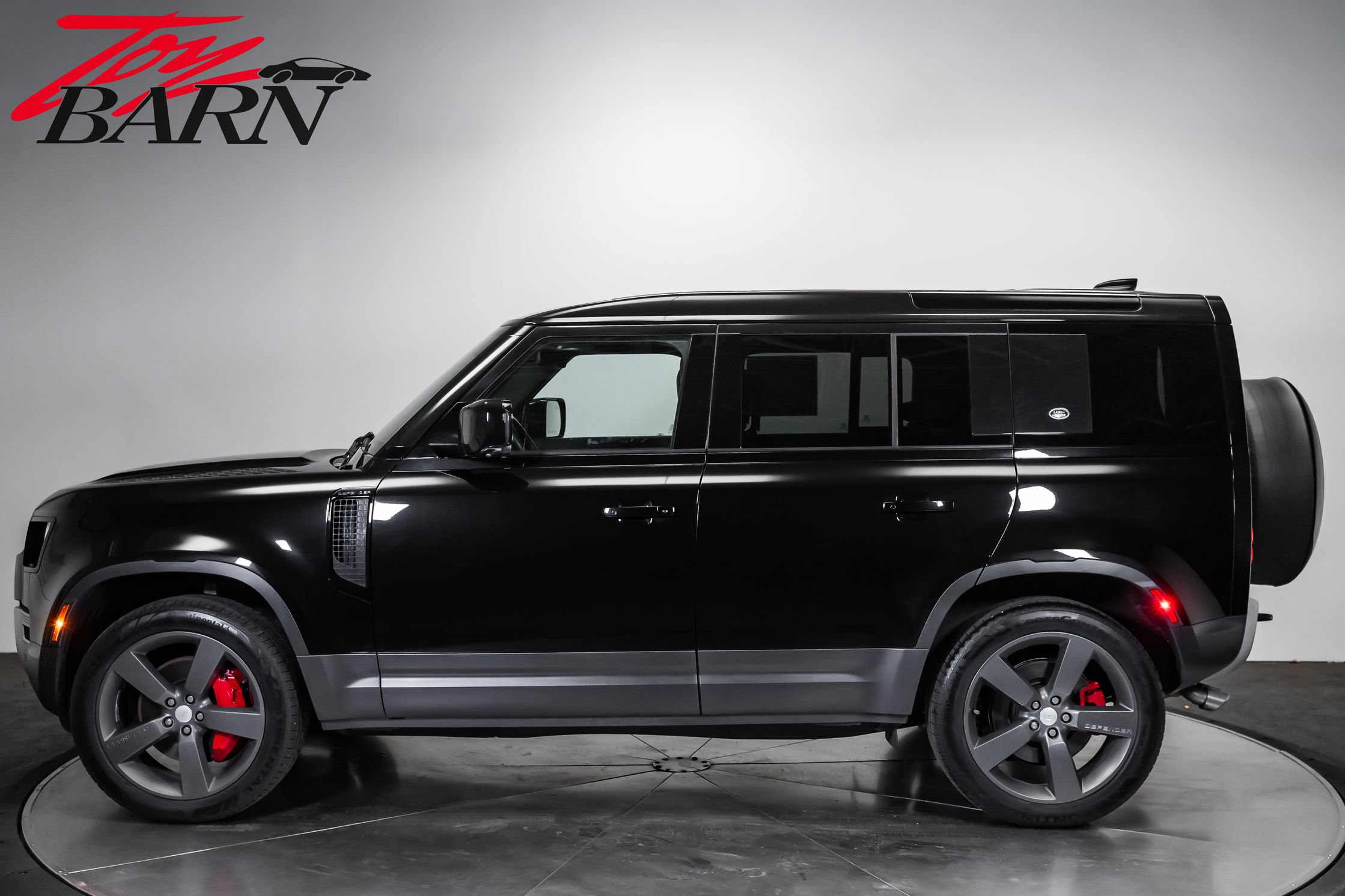 Used 2024 Land Rover Defender 110 SE AWD/4WD image 2