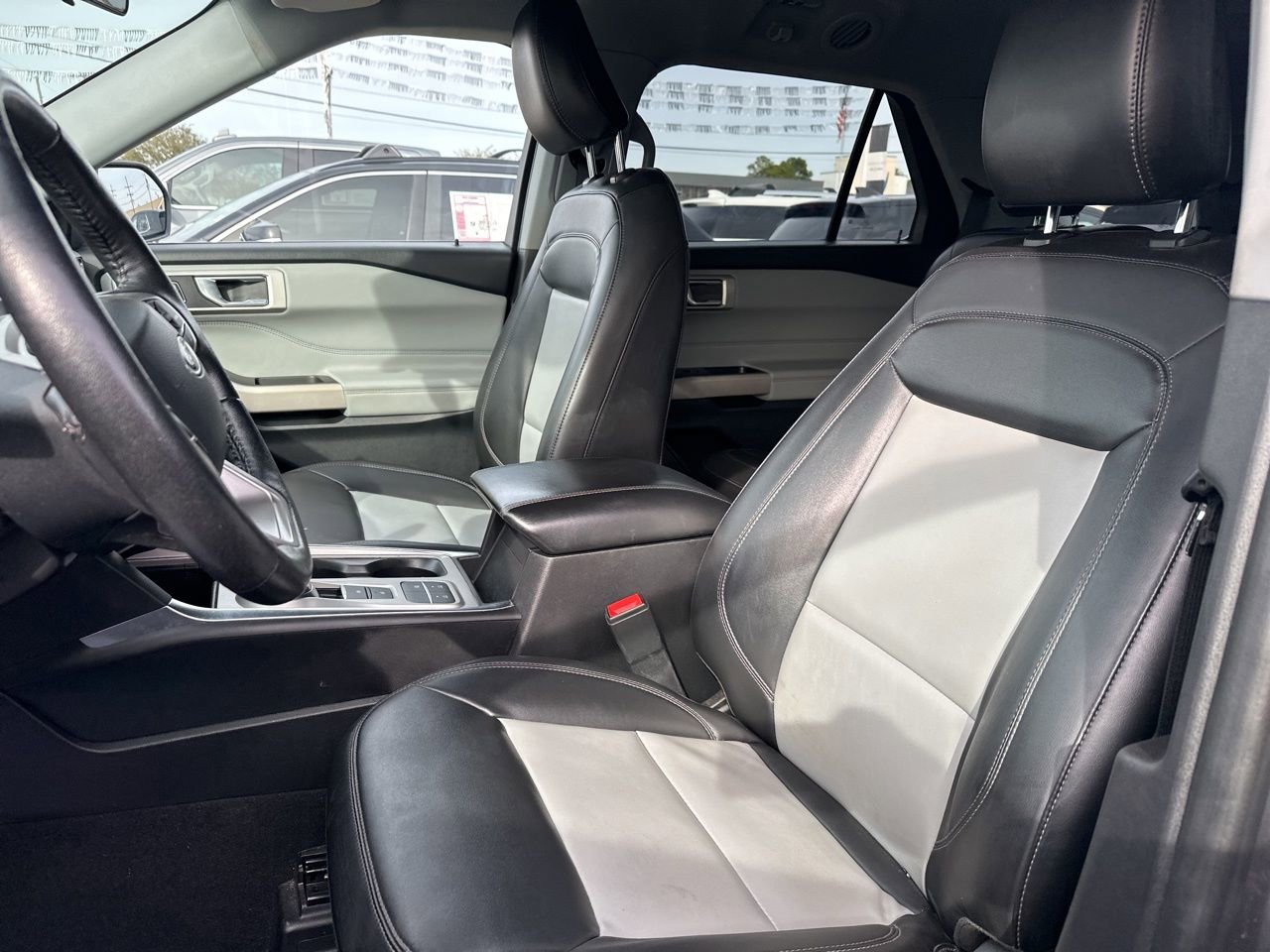 Used 2022 Ford Explorer XLT w/ Equipment Group 202A image 7