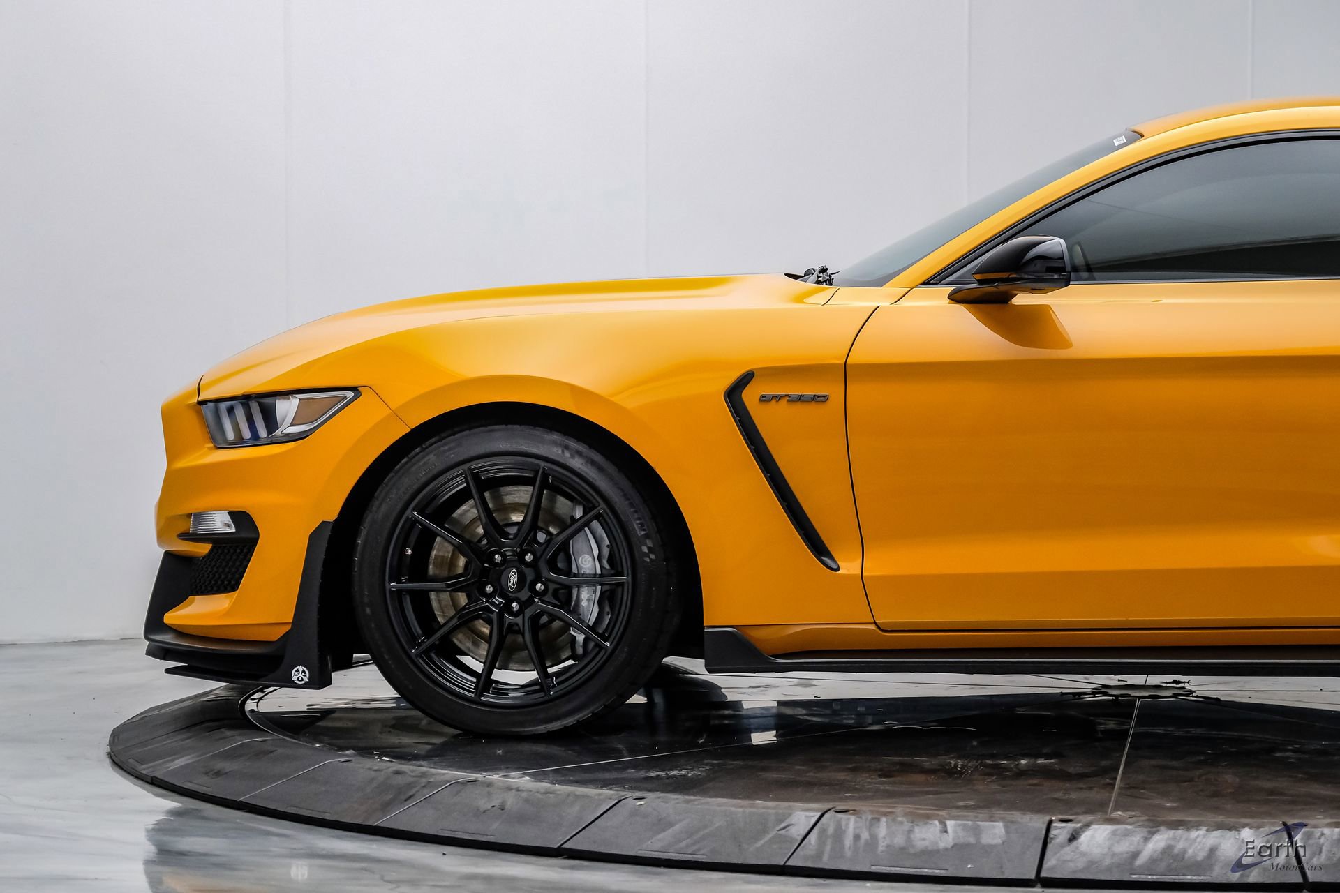 Used 2019 Ford Mustang Shelby GT350 w/ Technology Package RWD image 8