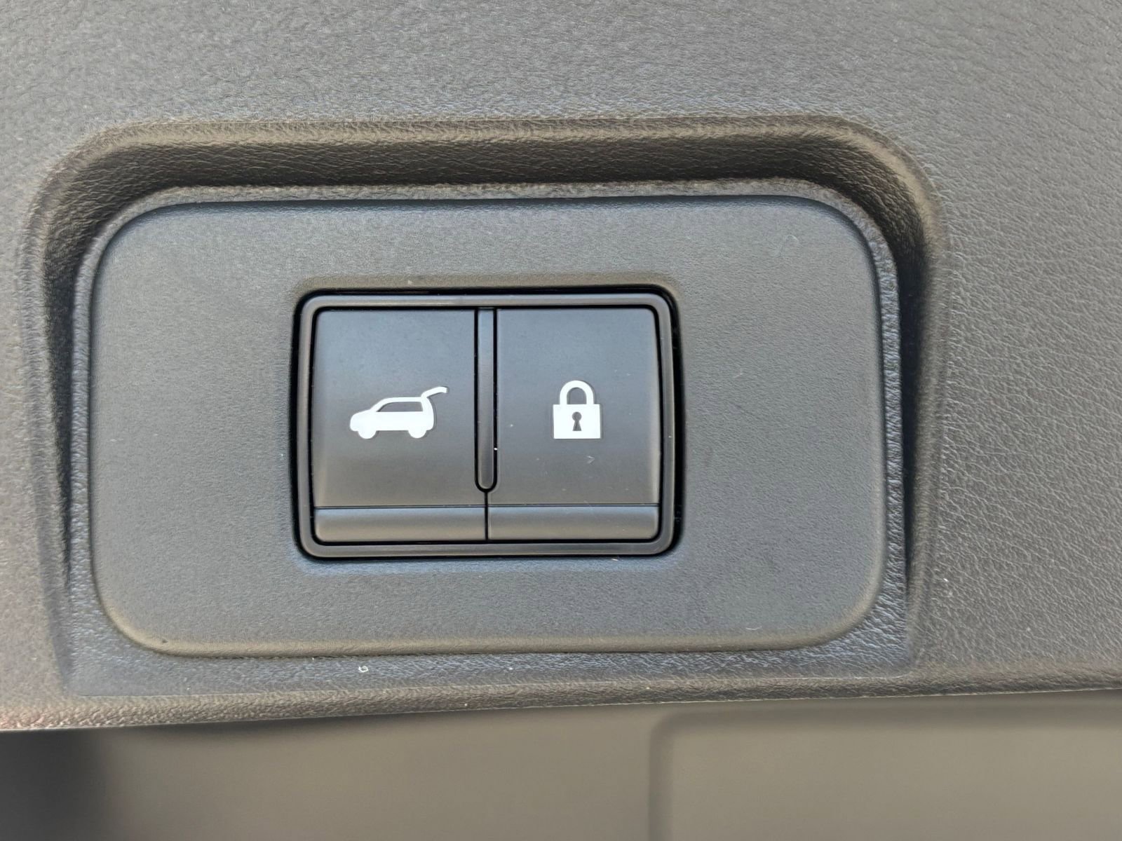 Used 2025 Nissan Rogue SV FWD image 29