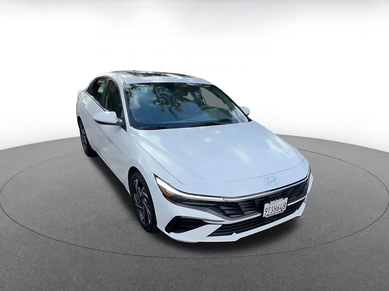 Used 2025 Hyundai Elantra SEL image 3