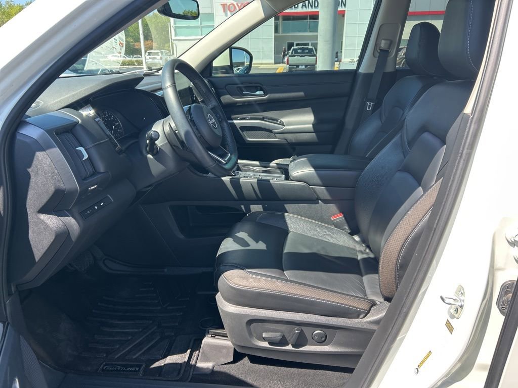 Used 2022 Nissan Pathfinder SL w/ Cargo Package image 2