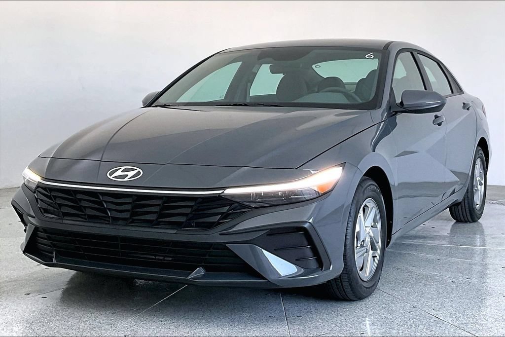 Used 2026 Hyundai Elantra SE FWD image 12