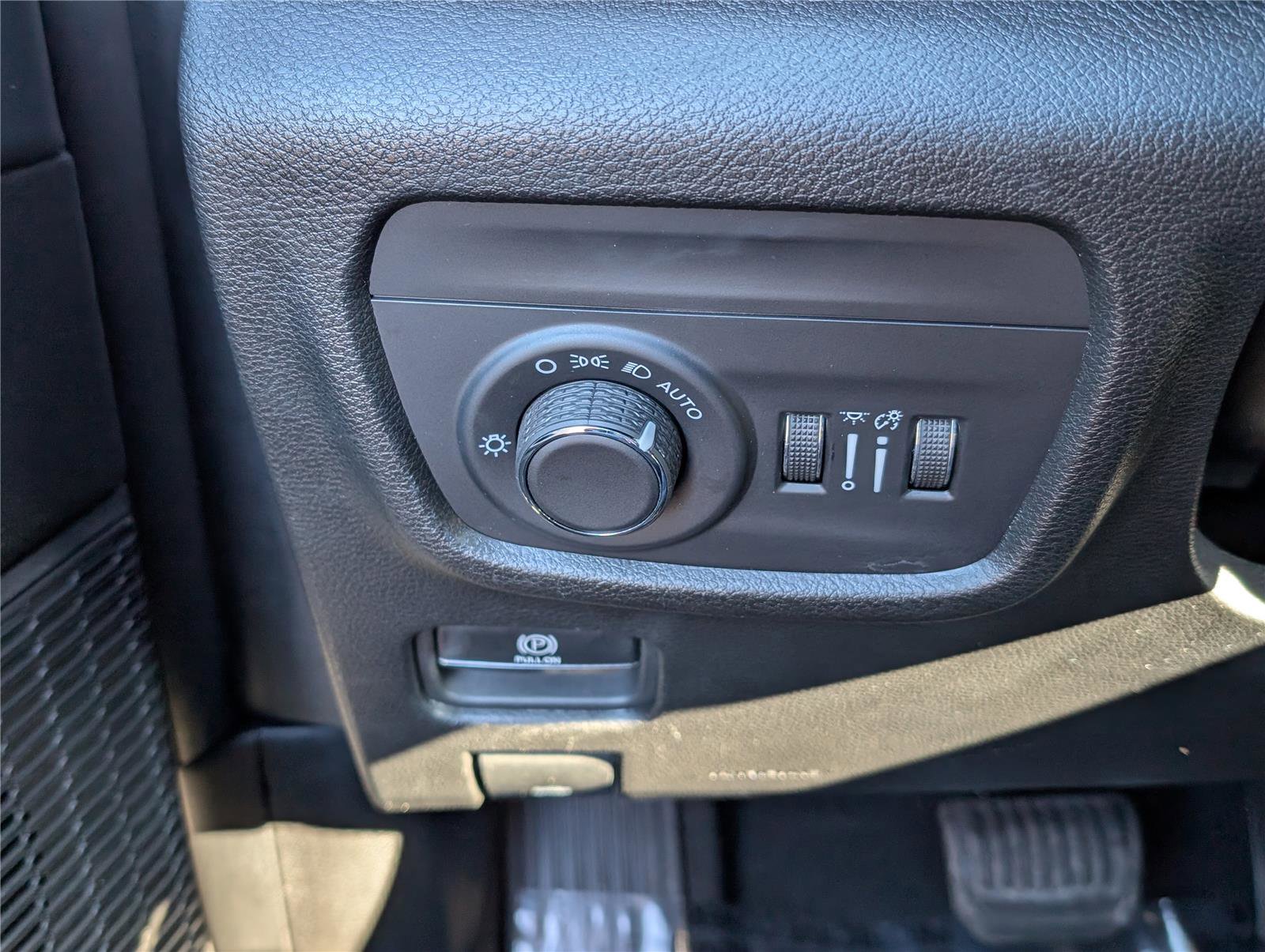 Used 2023 Jeep Grand Cherokee Laredo X image 20