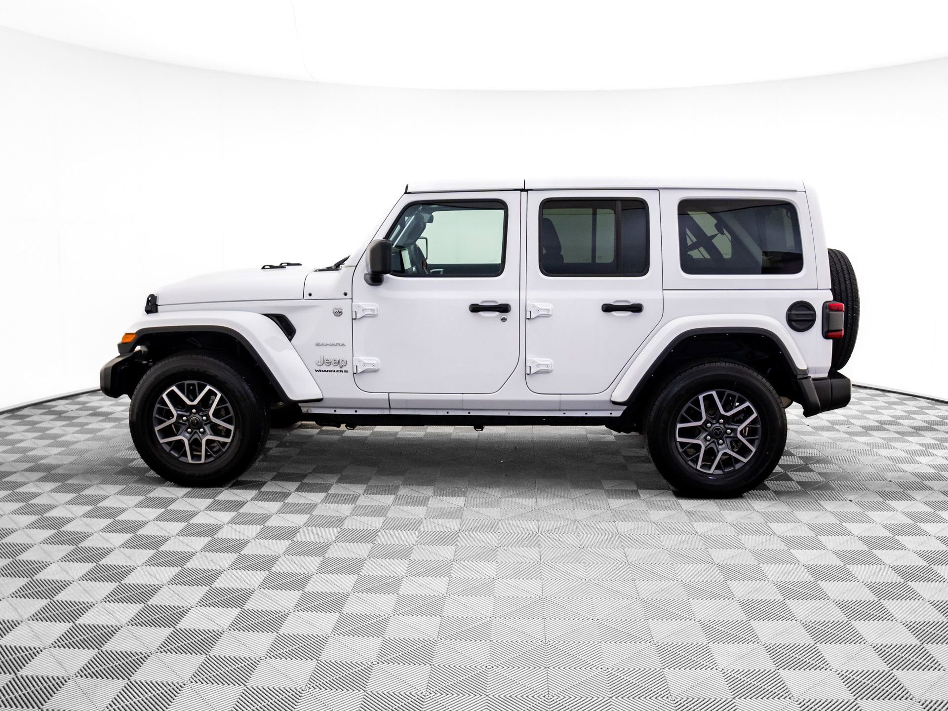 Used 2024 Jeep Wrangler Sahara image 3