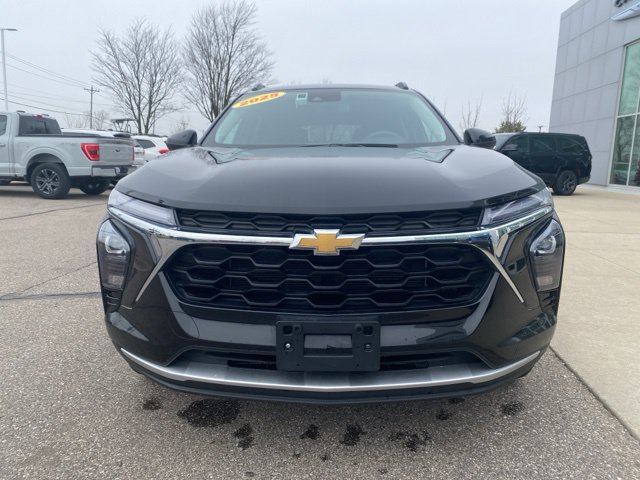 Used 2025 Chevrolet Trax LT FWD image 2