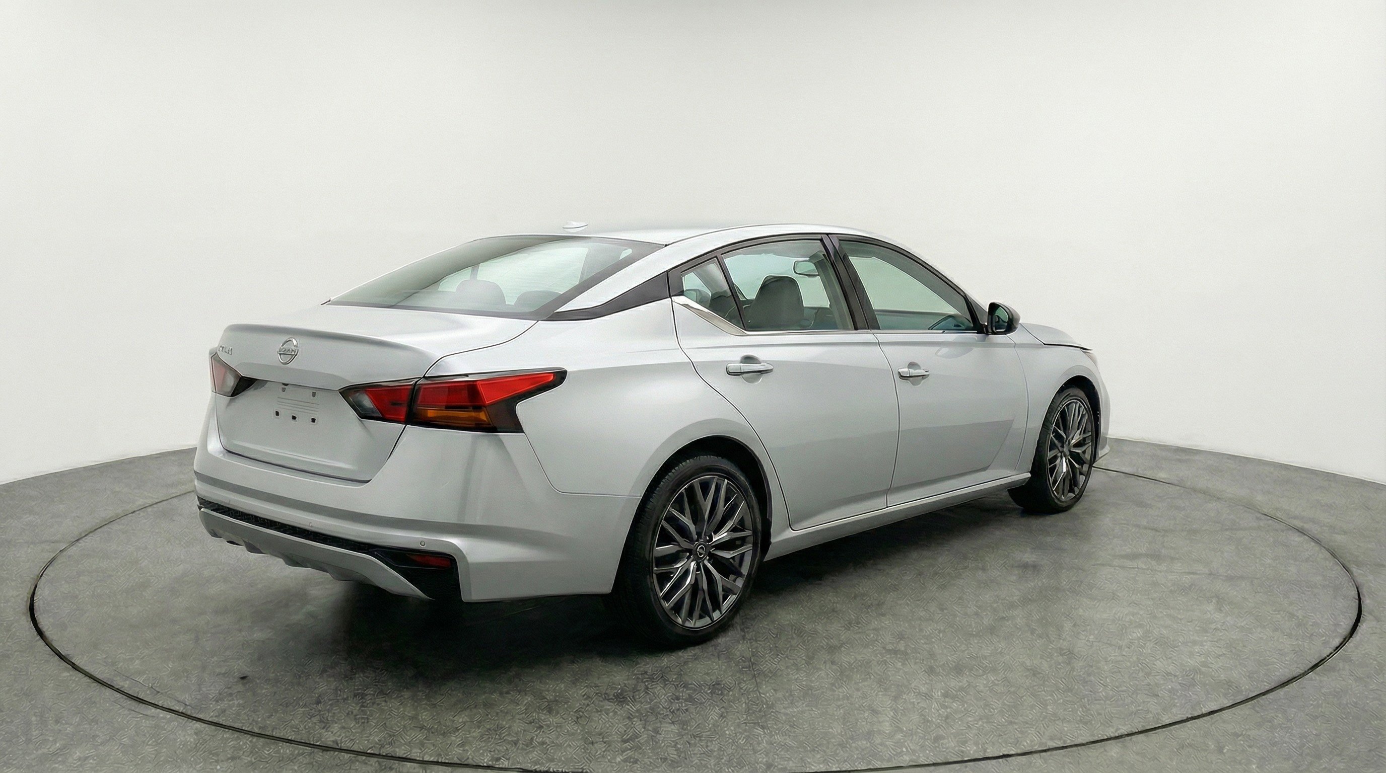 Used 2025 Nissan Altima 2.5 SV image 9