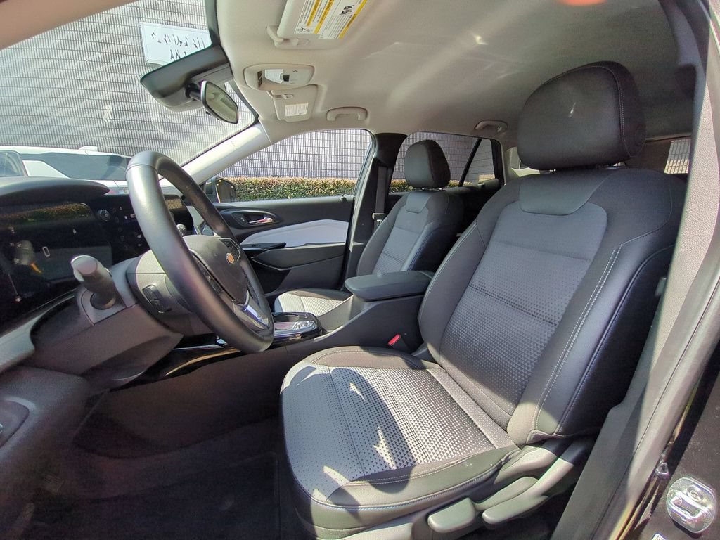 Used 2025 Chevrolet Trax LT w/ LT Convenience Package FWD image 24